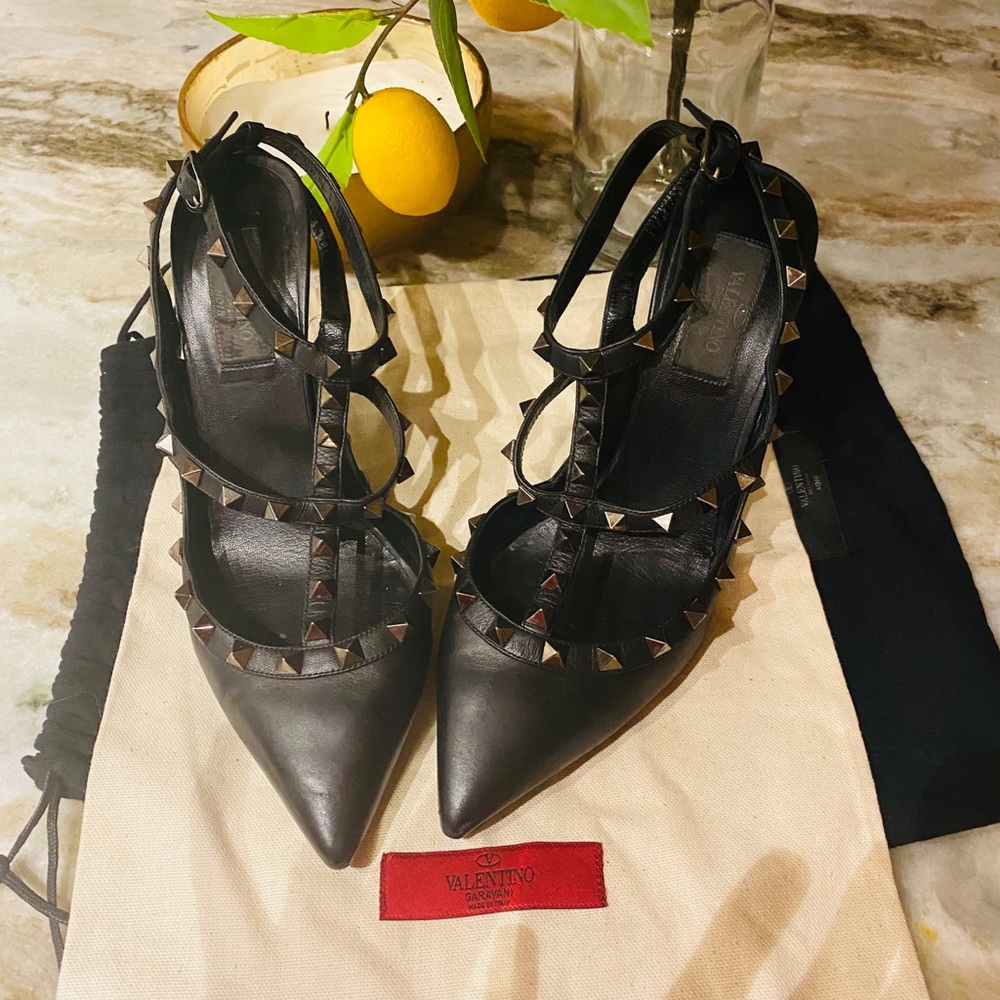 Valentino T-Strap Rockstud Pumps- Noir